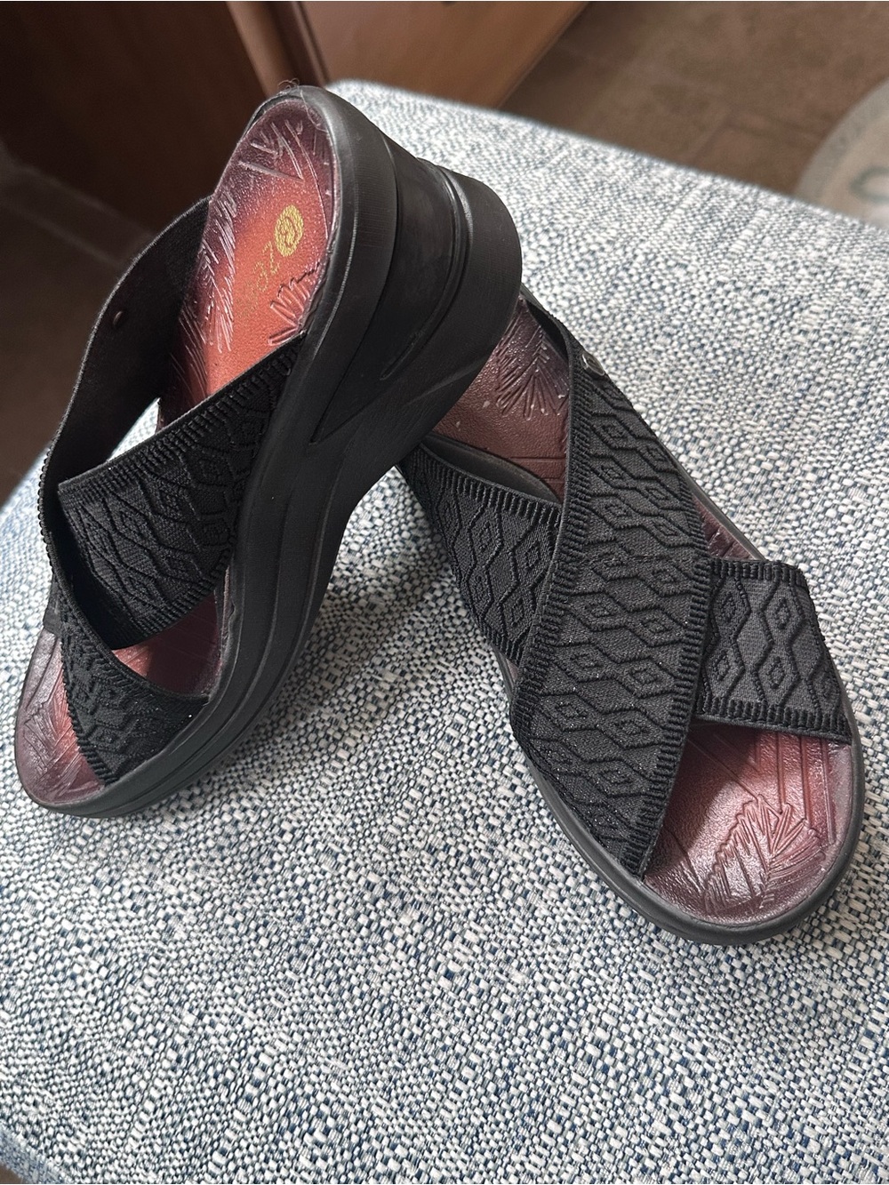 Bzees Black Stretch Crisscross Wedge Sandals with Burgundy Footbed -size 7.5